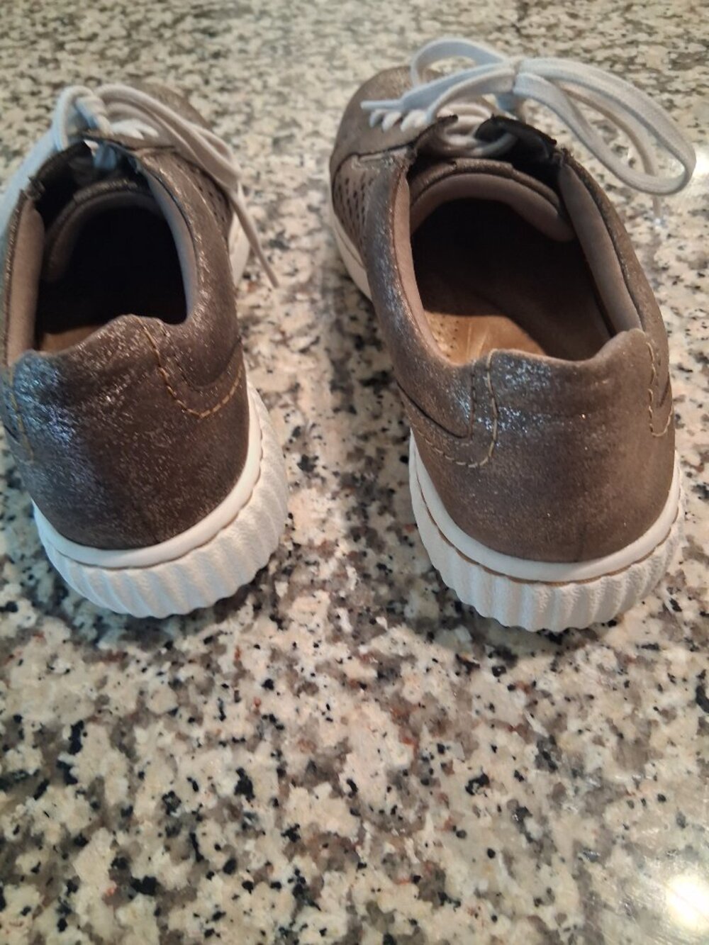 Clarks Collection | Women's T-Shoes - Gold Shimmer | Size 7 - Picture 5 of 6